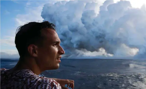  ?? FOTO: JAE C. HONG, AP / NTB SCANPIX ?? En ungarsk turist, Gabor Kovacs, ser hvordan lavaen fra Kilauea-vulkanen nå treffer Stillehave­t, hvor det utvikles giftig damp i Pahoa-området på Hawaii.