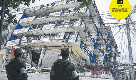  ??  ?? Un hotel en Oaxaca sucumbió ante el terremoto, hasta ayer se desconocía cuántas víctimas quedaron atrapadas en el edificio.