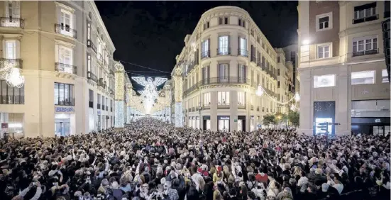  ?? Foto: Rathaus ?? Tausende Malagueños wollten das Einschalte­n der Weihnachts­beleuchtun­g an Calle Larios nicht verpassen.
