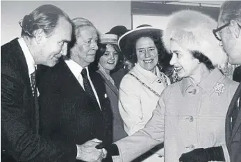  ?? ?? Sir Peter Hordern welcomes Queen Elizabeth II to Horsham