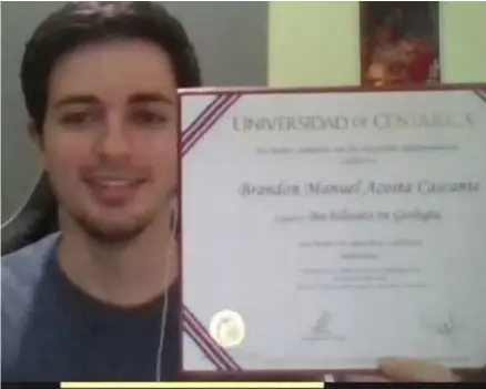  ?? UCR ?? Correos de Costa Rica le llevó a Brandon Acosta el título de bachiller en Biología hasta su casa.