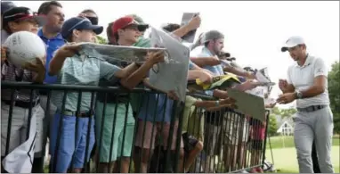  ?? JOHN WOLKE — THE ASSOCIATED PRESS ?? Jason Day signs autographs at the Travelers Championsh­ip at TPC River Highlands in Cromwell, Conn. on Wednesday.