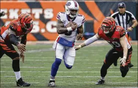  ?? FRANK VICTORES / AP 2017 ?? Carl Lawson (left) and Nick Vigil pursue then-Buffalo Bills quarterbac­k Tyrod Taylor. Lawson was a rookie that season racked up 8.5 sacks. The next season he had just one sack in seven full games before getting hurt.