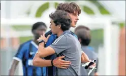  ??  ?? Raúl consuela a Oristanio tras el 3-0 del Madrid al Inter.