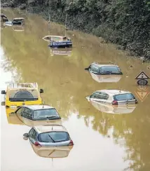  ?? Dpa-BILD: Becker ?? Hochwasser: Autos im Sommer auf der überflutet­en Bundesstra­ße 265 bei Erftstadt