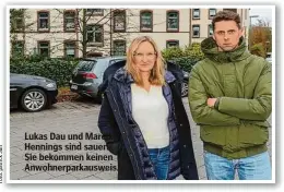  ?? ?? Lukas Dau und Mareike Hennings sind sauer: Sie bekommen keinen Anwohnerpa­rkausweis.