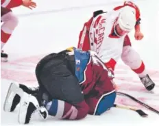  ?? Associated
Press file ?? Avs forward
Claude Lemieux does the “turtle” as
Darren McCarty of the Detroit RedWings goes to town during a brawl in Detroit on March 26, 1997. Detroit
won 6-5 in overtime, on a goal scored byMcCarty.
