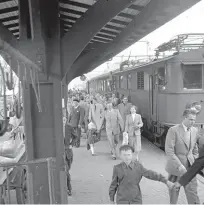  ??  ?? Helsingbor­g, maj 1954. många göteborgar­e åkte ner med tåg för att heja på sitt lag.