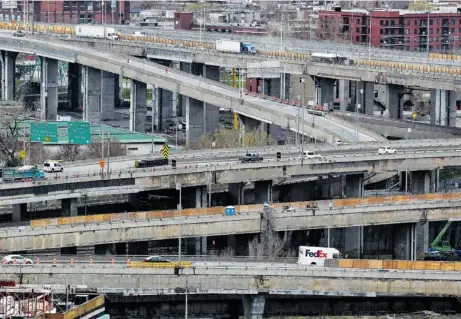  ?? GAZETTE FILES ?? Roadwork contracts on provincial spans like the Turcot Interchang­e would be awarded by an independen­t agency under a new PQ plan.