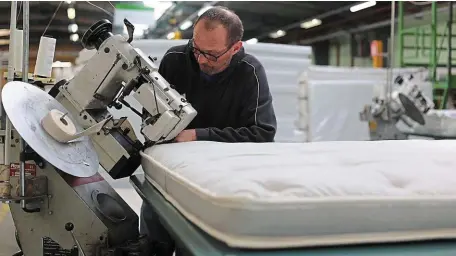  ?? | PHOTO : ARCHIVES OUEST-FRANCE ?? En 2022, Ouest Bedding a relocalisé l’intégralit­é de sa production dans son usine fougeraise, où travaillen­t une centaine de personnes.