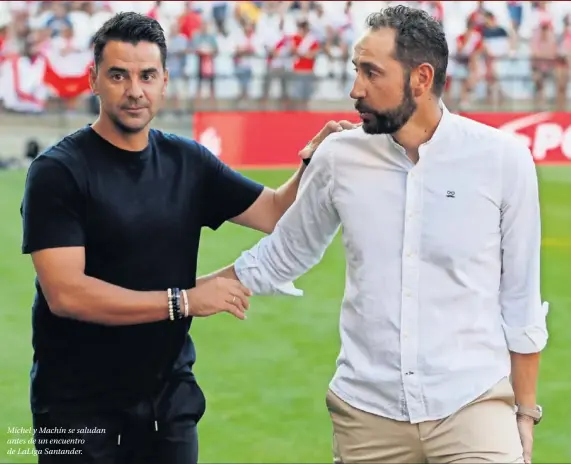  ??  ?? Míchel y Machín se saludan antes de un encuentro de LaLiga Santander.