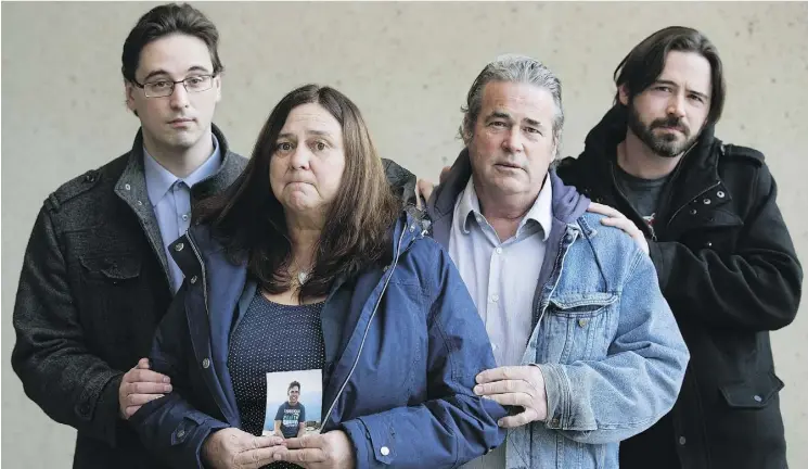  ?? DAVID BLOOM ?? Stephen Penny’s parents Debbie Penny and Glen Penny and his brothers Brian Penny, left, and Mike Penny hold a picture of Stephen outside the court on Monday.