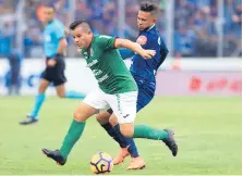  ??  ?? DUELO. Kevin Espinoza, de gran partido, es marcado por Carlos Discua.