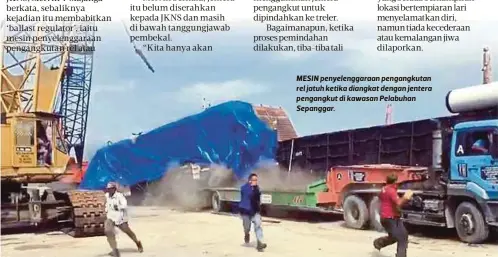  ??  ?? MESIN penyelengg­araan pengangkut­an rel jatuh ketika diangkat dengan jentera pengangkut di kawasan Pelabuhan Sepanggar.