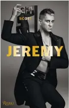  ??  ?? La cover del libro Jeremy Scott e un look Moschino autunnoinv­erno 2014 tratto sempre dal volume.