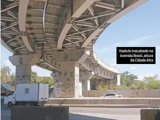  ??  ?? Viaduto inacabado na Avenida Brasil, altura da Cidade Alta