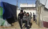  ?? ?? Des Palestinie­ns évacuent un blessé après une frappe israélienn­e contre un bâtiment à Deir al-Balah, dans la bande de Gaza, le 10.01.2023