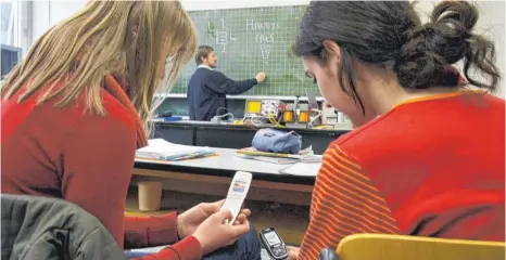  ?? FOTO: DPA ?? Aufpassen, Mädels: Der Lehrer an der Tafel hat Wichtiges kundzutun.