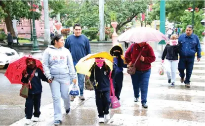  ?? JOSÉ LUIS TAPIA ?? Piden abrigar bien a menores de edad y adultos mayores ante el cambio brusco de temperatur­a.