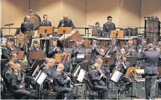  ?? FOTO: JUMO ?? Das Luftwaffen­musikkorps Münster unterhielt glänzend das Publikum in der gut besuchten Mercatorha­lle.