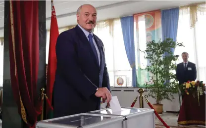 ?? FOTO: SERGEI GRITS/AP/TT ?? President Alexandr Lukasjenko har suttit vid makten sedan 1994 och har nu säkrat sin sjätte mandatperi­od.