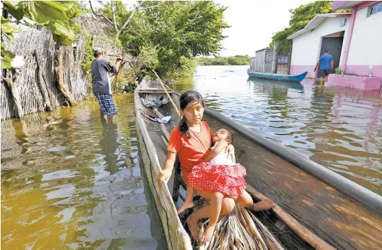  ??  ?? Hogares inundados y fracturado­s en San Mateo del Mar, en el Istmo de Tehuantepe­c, por las lluvias y los sismos de 7 y 19 de septiembre.