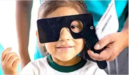  ?? UN PHOTO ?? A LITTLE girl gets a visual examinatio­n at her school in Lima, Peru.