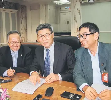  ??  ?? Sudarsono (centre) flanked by Sapuan (left) and Wong during the press conference held at Wisma Bapa Malaysia in Kuching yesterday.