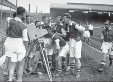 ??  ?? LA TV. Los jugadores del Arsenal, ante una de las cámaras de aquel histórico 16 de septiembre de 1937.