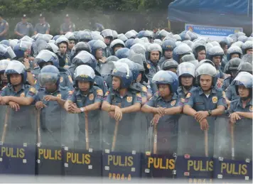  ?? (PNA) ?? Anti-riot police take position along Commonweal­th Avenue in Quezon City near the Batasang Pambansa Complex before President Rodrigo R. Duterte delivered his third State of the Nation Address (SONA) on Monday (July 23, 2018). The pro- and antigovern­ment...