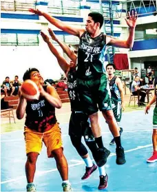  ?? JESSIE HENRY CASTILLO PHOTO ?? TIGHT DEFENSE. Look how the Hungry Ape defenders try to foil a Spartan's attempt to shoot in a recent game of the Basketball Avenue tournament held at the Davao Chong Hua High School, formerly Davao Central High School.