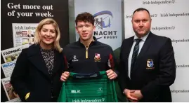  ??  ?? Arlene Regan and Chris Davies present Tomas Forde with his jersey