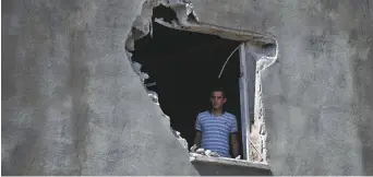  ?? - Associated Press: Lefteris Pitarakis ?? De nombreux Syriens ont subi de lourds dommages à leurs habitation­s au cours des derniers jours.