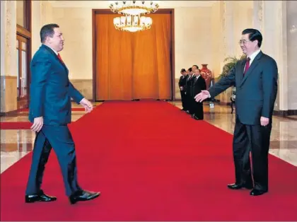  ?? / EFE ?? Los entonces presidente­s venezolano y chino, Hugo Chávez y Hu Jintao, en Caracas el 8 de abril de 2009.