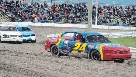  ?? BERND FRANKE THE ST. CATHARINES STANDARD ?? Drivers race in Merrittvil­le Speedway’s newest division, 6-cylinders.