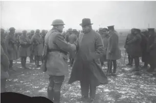  ?? DEPT. OF NATIONAL DEFENCE, LIBRARY AND ARCHIVES CANADA THE CANADIAN PRESS ?? Prime Minister Borden visits the Western Front and Hon. Bob Rogers meets an old friend, 1917.