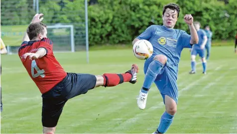  ?? Foto: Ernst Mayer ?? Robust ging es zu im Pokalfinal­e auf dem Kemnater Sportplatz: Hier kommt der Mindeltale­r Fabian Vogler (rechts) dem Deininger Matthäus Chlebisz nahe. Am Ende mussten die Blauen aber den Gegner jubeln lassen.