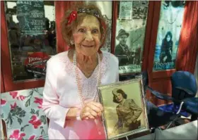  ?? GLENN GRIFFITH — GGRIFFITH@DIGITALFIR­STMEDIA ?? Josephine Rea with her photo as an 18-year-old in the WACs during World War II.