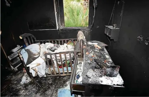  ?? ?? Ein ausgebrann­ter Sicherheit­sraum in einem zerstörten Haus im Kibbuz Nir Oz.