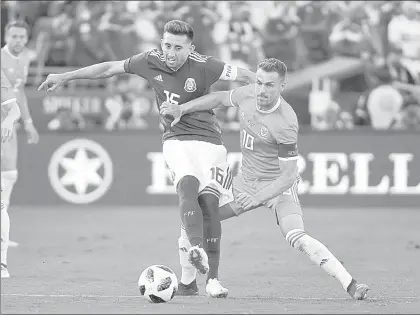  ?? Foto Afp ?? El mexicano Héctor Herrera (16) y Aaron Ramsey (10), de Gales, durante el amistoso jugado en Pasadena