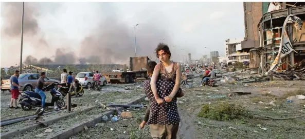  ?? FOTO: HASSAN AMMAR/AP ?? Verletzte, Tote, Heimatlose: In Beirut hat die massive Detonation im Hafen das Leiden vieler Libanesen noch verschärft. Die Stadt steht unter Schock.