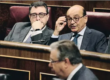  ?? EMILIA GUTIÉRREZ ?? Los diputados vascos Aitor Esteban y Mikel Legarda, escuchan la respuesta del ministro del Interior