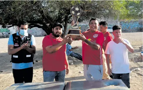  ?? VÍCTOR CRUZ. ?? El trofeo
fue entregado por Edwin Pérez al capitán del Deportivo Huerta.