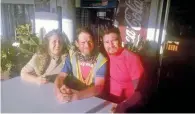  ??  ?? Salvador Oviedo y su esposa no olvidan la visita de Krzysztof Chmielewsk­i a su restaurant­e en Huatabampo, Sonora.