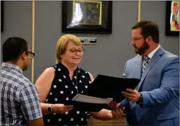  ?? Brennon Dixson/The Signal ?? Superinten­dent Steve Doyle presents a plaque and certificat­e of recognitio­n to Nancy Waycott, an instructio­nal aide in special education for the last 28 years.