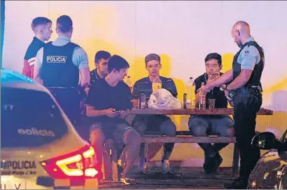  ??  ?? Control. Los agentes de la policía, tanto de los Mossos d’Esquadra como de la Policía local, aperciben a grupos de jóvenes al verles consumir alcohol en la calle durante la noche de patrulla en Platja d’Aro. Si cabe, hay multa