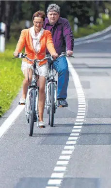  ?? FOTO: JENS BÜTTNER/DPA ?? Drei Jahre sind in Baden-Württember­g Radschutzs­treifen an Landstraße­n erprobt worden – mit weitgehend positiver Resonanz.