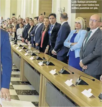  ?? FOTOS: FRANCIS VILLEGAS / ANTONIO MARTÍN ?? Luis Salaya promete el cargo con todos los ediles puestos en pie.