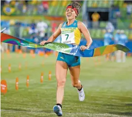  ??  ?? La australian­a Chloe Esposito, al cruzar la meta en primer lugar