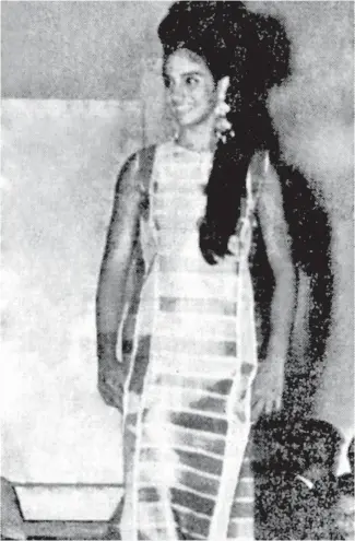  ?? OGM ?? En esta foto vemos a la hermosa Jeannette Dotel Montes de Oca, Miss Azúcar 1966, desfilar el vestido de noche hecho a rayas horizontal­es azules y blancas con dos rayas verticales en el delantero, una de las creaciones de Oscar de la Renta, el cual fue donado para ser rifado a beneficio del Centro de Rehabilita­ción.